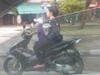 Bé trai 5 tuổi lái xe máy chở người phụ nữ phía sau khiến người đi đường đứng tim