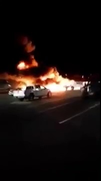 Kinh hoàng máy bay đâm vào bãi xe gây cháy nổ dữ dội ở Mỹ