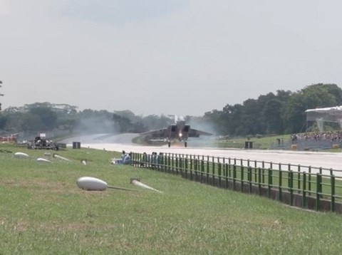 Xem chiến đấu cơ Singapore tập cất cánh trên đường cao tốc