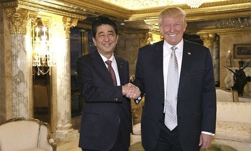 Thủ tướng Nhật tặng Trump gậy đánh golf hơn 3.700 USD