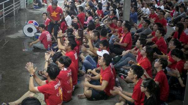 Người hâm mộ tại TPHCM ăn mừng chiến thắng của đội tuyển Việt Nam