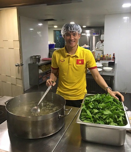 Công Vinh vào bếp nấu canh rau cải cho tuyển Việt Nam