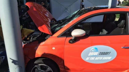 Tài xế lái thử khiến nhiều người bị thương ở triển lãm ôtô Mỹ
