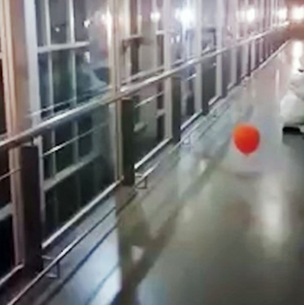 Kì lạ quả bóng “lang thang” trong hành lang bệnh viện Argentina