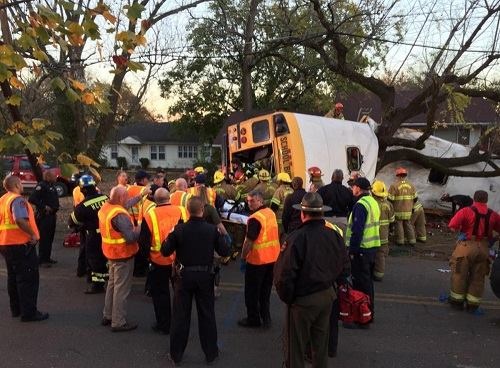 Xe buýt lao vào cây ở Mỹ, 6 trẻ em thiệt mạng