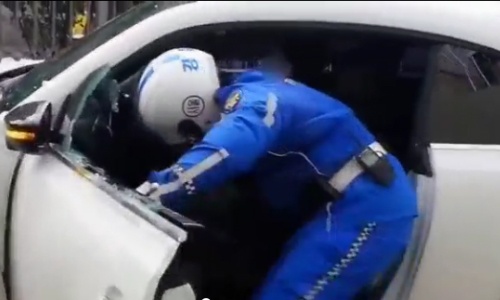 Video tài xế Hàn Quốc chạy trốn bị cảnh sát đập vỡ kính xe hot trên mạng XH