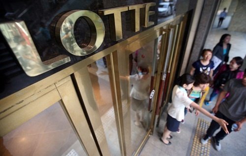 Trụ sở tập đoàn Lotte bị vây ráp vì bê bối của tổng thống