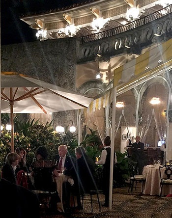 Trump ăn tối ngoài trời cùng vợ con dịp Lễ Tạ ơn