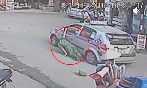 Video tài xế taxi kéo lê công an chục mét xem nhiều tuần qua