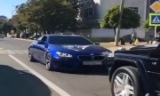Video BMW chạy lùi trước mũi Mercedes thu hút 3,5 triệu lượt xem