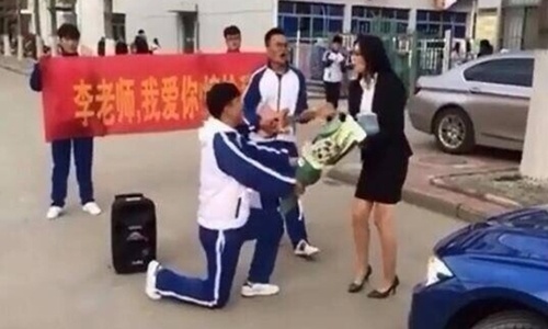 Nam sinh Trung Quốc bị từ chối phũ phàng khi cầu hôn cô giáo