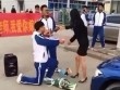 Màn hành xử rất "phũ" của cô giáo xinh đẹp khi nam sinh quỳ gối cầu hôn
