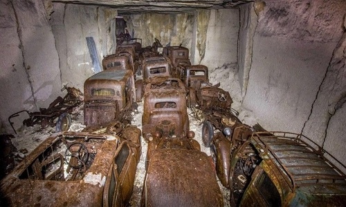 Hầm ngầm giấu hàng chục xe cổ từ Thế chiến II