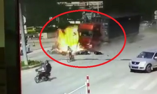 Video người xe chờ đèn đỏ bị xe container nghiền nát gây sốc mạng XH