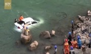 Ôtô lăn 50 m rơi xuống sông