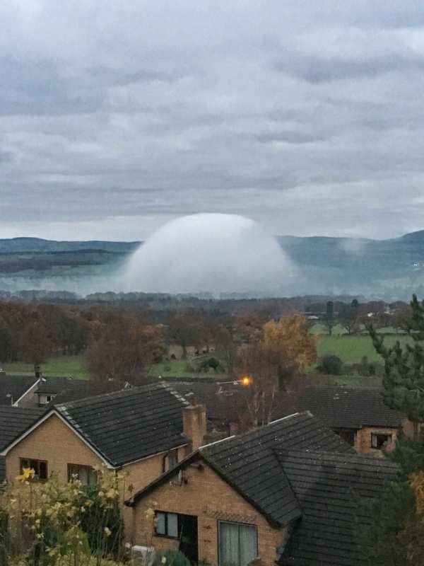 Sương mù hình vòm hiếm gặp giống UFO xuất hiện ở Xứ Wales
