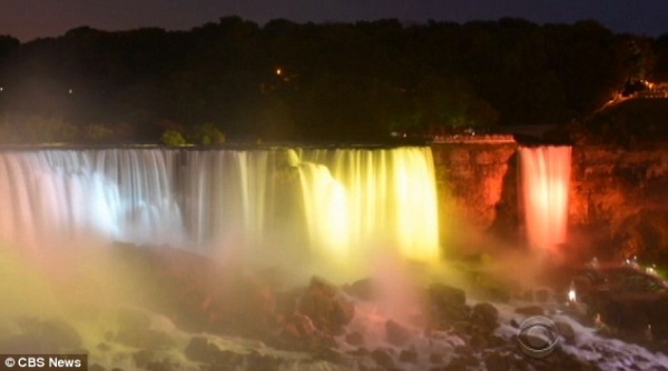 Ngắm thác nước Niagara hùng vĩ đổi màu kỳ ảo