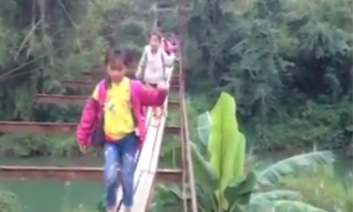 Học sinh đi ván gỗ rộng 40cm trên cầu hỏng qua suối sâu