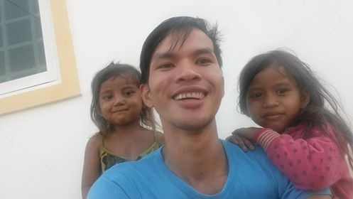 Kẻ chích điện bé Campuchia hay khoe ảnh vui đùa với trẻ em trên Facebook