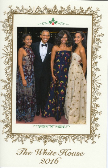 Gia đình Obama tươi cười trong thiệp giáng sinh cuối cùng ở Nhà Trắng