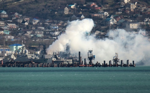 Tàu chiến tàng hình Gepard xả khói mù mịt tại quân cảng Nga