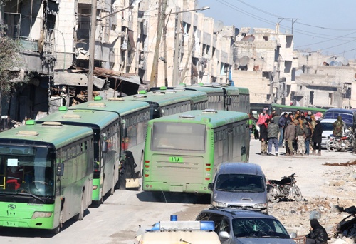 Hàng nghìn dân thường và phiến quân Syria sơ tán khỏi Aleppo