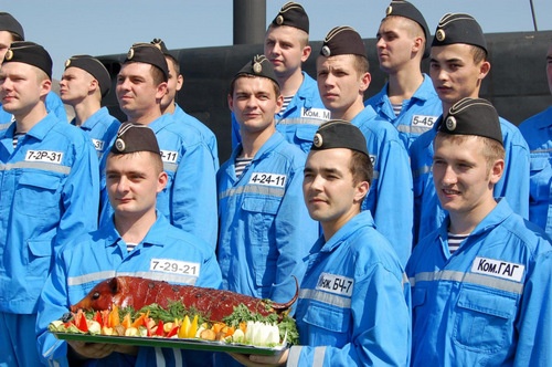 Giải mã phong tục tặng lợn quay cho lính tàu ngầm Nga