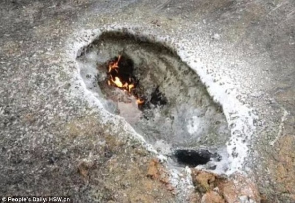 Vật thể bí ẩn rơi, tạo ra hố lớn có lửa ở Trung Quốc