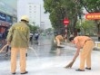 CSGT dầm mưa giúp người dân quét sơn bị đổ ra đường