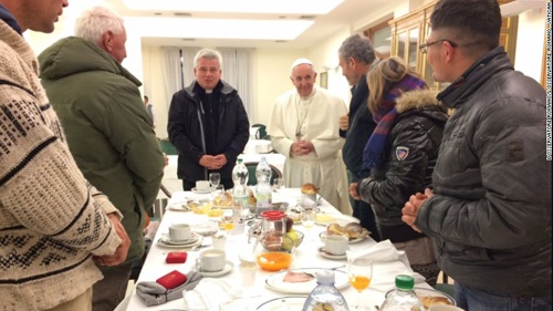 Giáo hoàng mời người vô gia cư ăn sáng nhân sinh nhật 80 tuổi