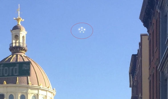 Phát hiện UFO với 6 vầng sáng tròn trên bầu trời New York