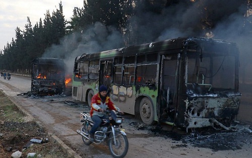 Đoàn xe sơ tán dân thường ở Syria bị tấn công, đốt cháy
