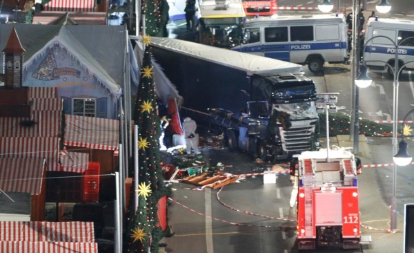 Xe tải lao vào chợ Giáng sinh Đức, 12 người chết