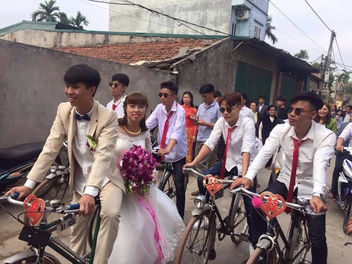 Chú rể rước dâu bằng "dàn ngựa sắt" ở Hà Nội gây sốt