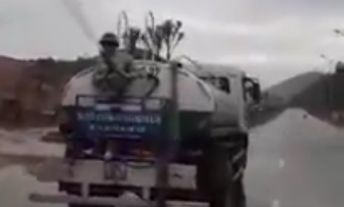 Video "công nhân phun nước tưới cây dù trời mưa" hot trong ngày