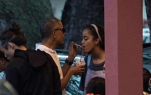 Tổng thống Obama xúc đá bào đút cho con gái lớn