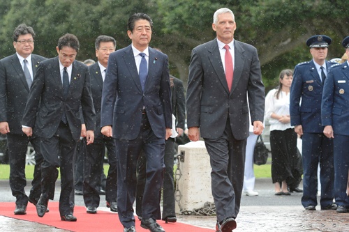 Thủ tướng Nhật thăm đài tưởng niệm Hawaii trước khi tới Trân Châu Cảng