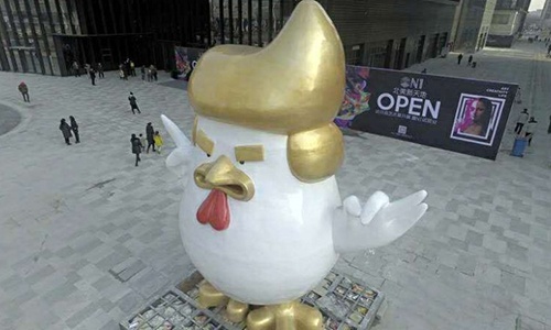 Trung tâm thương mại Trung Quốc dựng tượng gà khổng lồ nhái Donald Trump