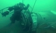 Thợ lặn mò mảnh vỡ máy bay Tu-154 Nga dưới đáy biển