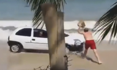 Ôtô bị phang vỡ kính vì chạy trên bãi biển