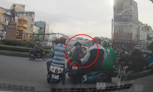 Camera ôtô chộp cảnh dàn dựng đụng xe cướp của giữa Sài Gòn