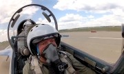 Tiêm kích Su-30 Nga đua tốc độ với siêu xe Ferrari
