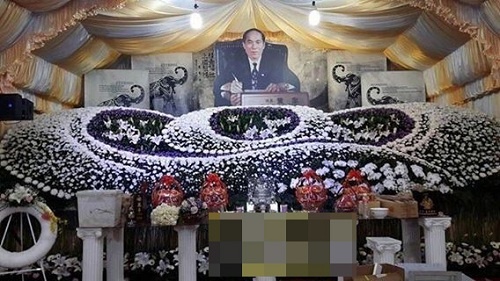 50 chân dài múa cột trên 50 xe hơi trong lễ tang cựu quan chức Đài Loan