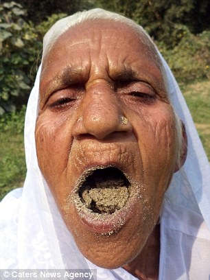 Cụ bà Ấn Độ 78 tuổi ăn 2kg cát mỗi ngày để khỏe mạnh