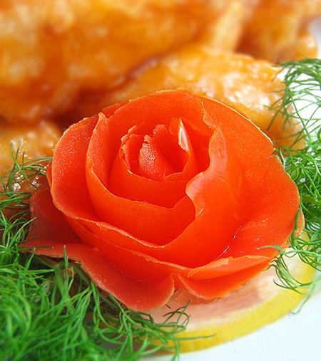 Cách tỉa cà chua để trang trí món ăn dịp Tết cực đẹp mắt