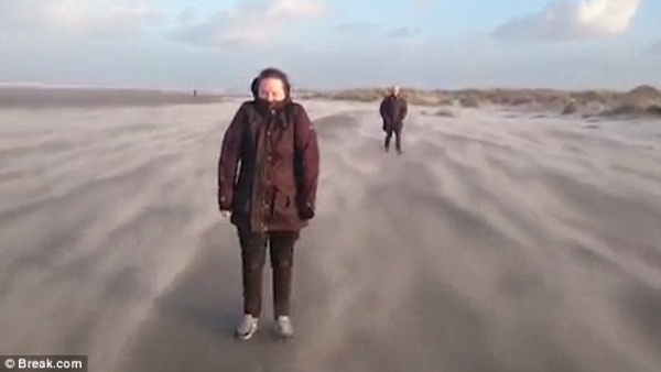 Gió mạnh giúp hai người "bay" trên bãi biển Hà Lan