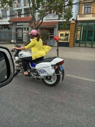 Cô gái mặc thường phục lái môtô cảnh sát giao thông