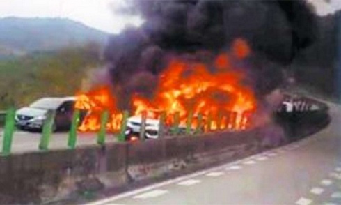 Ôtô bốc cháy trong tai nạn liên hoàn làm 6 người chết