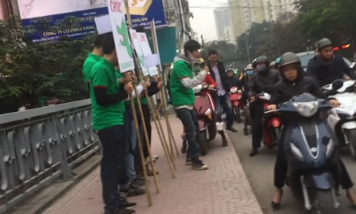 "Nữ Ninja" đi xe máy xô xát với nhóm thanh niên quảng cáo vì tranh chấp vỉa hè