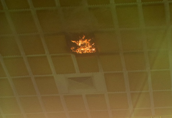 Sân khấu đêm nhạc T-ara bị cháy khiến khán giả hoảng loạn